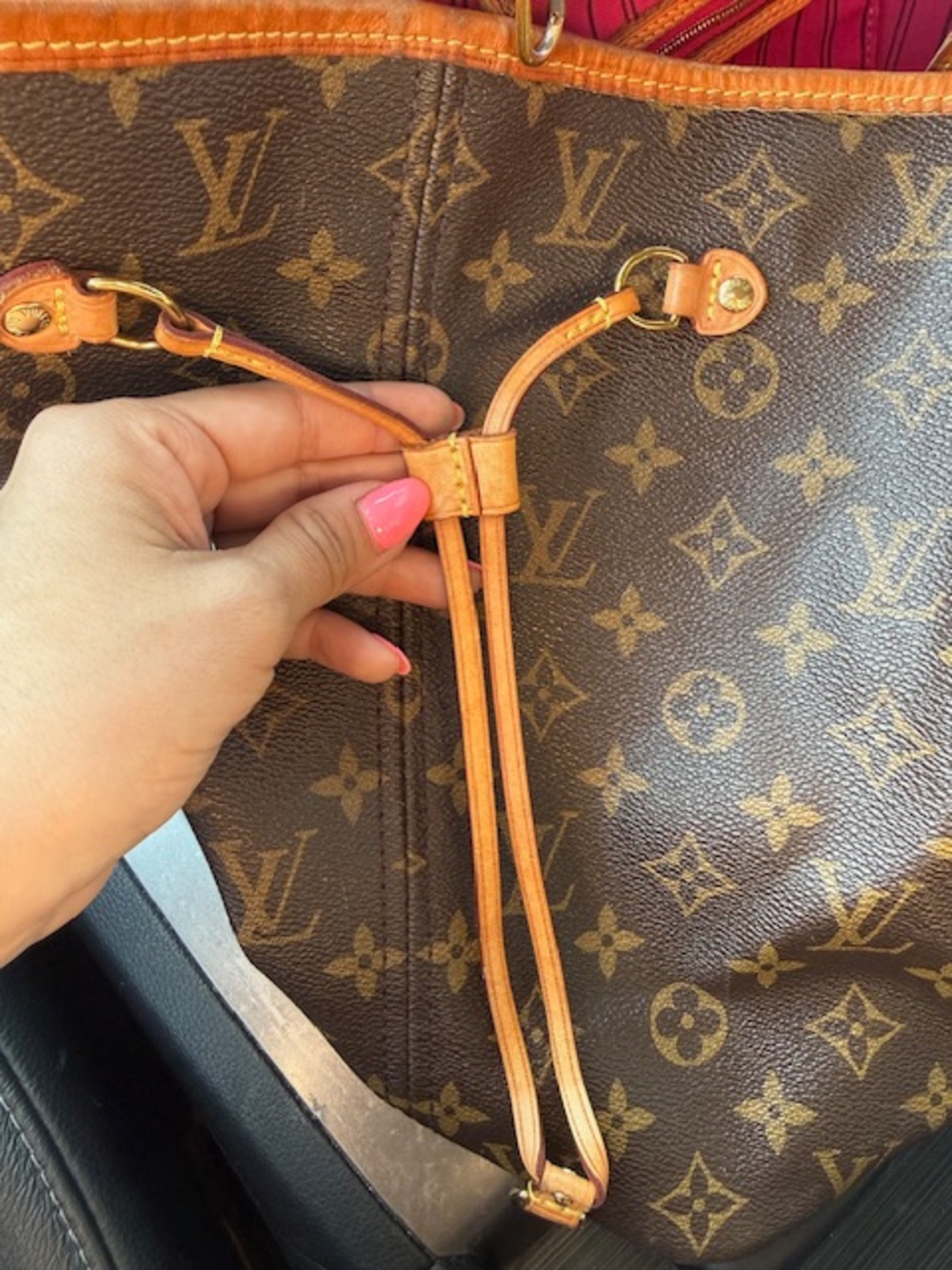 Louis Vuitton Monogram Tote with Natural Vachetta Trim & Fuschia lining inside - Picture 12 of 12